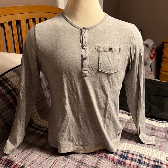 Banana Republic Men’s Medium Gray Longsleeve Henley with Breast Pocket